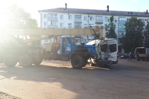 В Ярославле автокран протаранил маршрутку