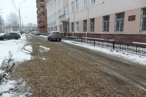 В Ярославле вуз купил гравий, а студенты и педагоги засыпали ямы   
