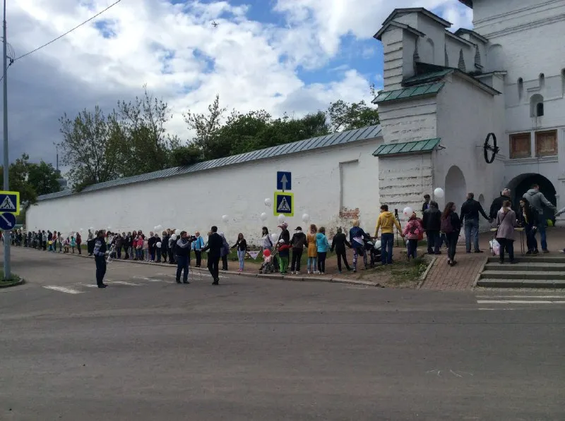 Более тысячи ярославцев пришли обнять сердце города