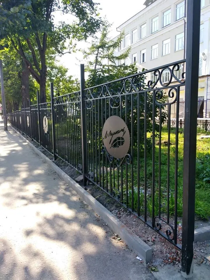 В Ярославле около школы имени Пушкина появился литературный забор