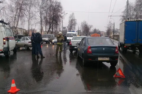 В Рыбинске водитель без прав протаранил два такси