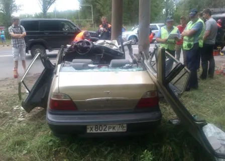 В Ярославле иномарка въехала в столб