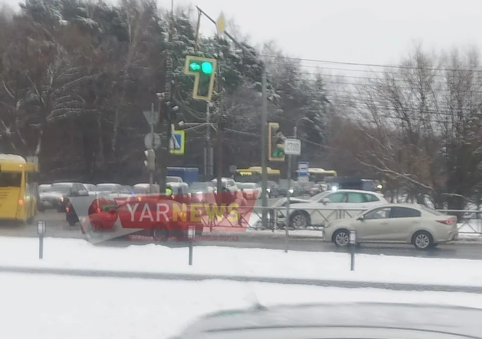В Ярославле машина врезалась в столб, двигаясь по тротуару