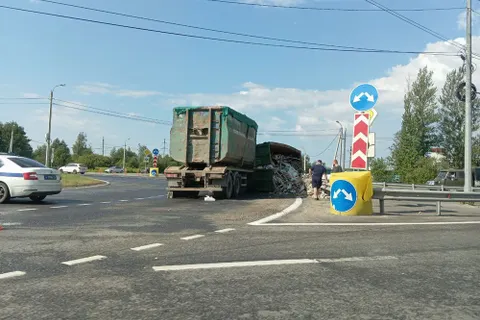 В Ярославле перевернулся мусоровоз