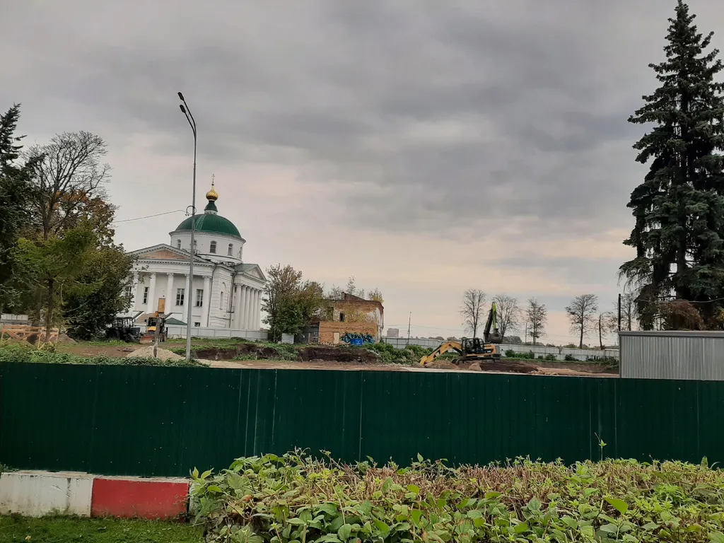 На Волжской набережной в Ярославле началась стройка гостиницы