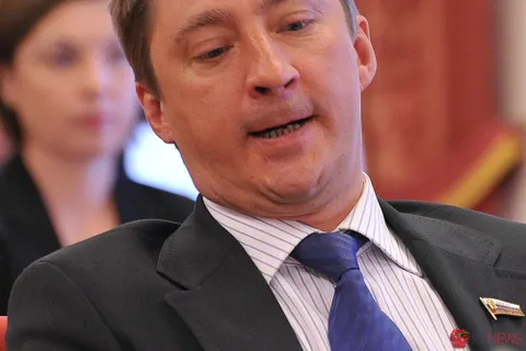 Депутат Ярославской областной Думы Владимир Тихомиров строительство бани в Борисоглебском районе почему-то увязал с борьбой с алкоголем. Фото с заседания Думы