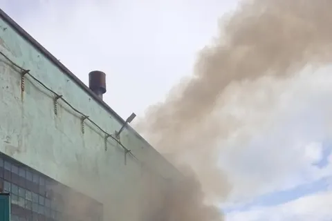В Ярославле на территории ПАТП-1 загорелось здание