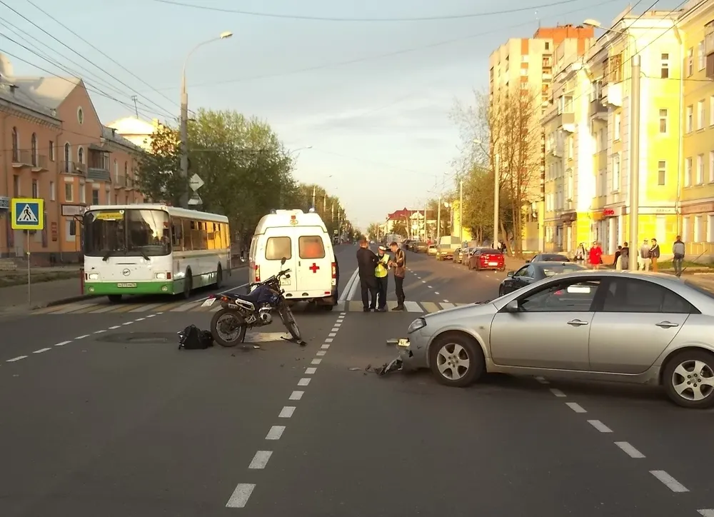 В Рыбинске столкнулись мотоцикл и иномарка