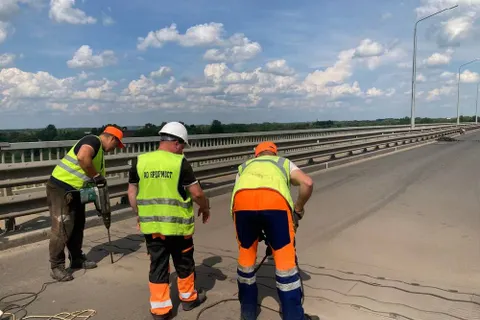 На Октябрьском мосту в Ярославле работает 9 человек