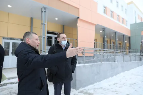 Михаил Евраев проконтролировал ход строительства онкобольницы и детской поликлиники в Ярославле