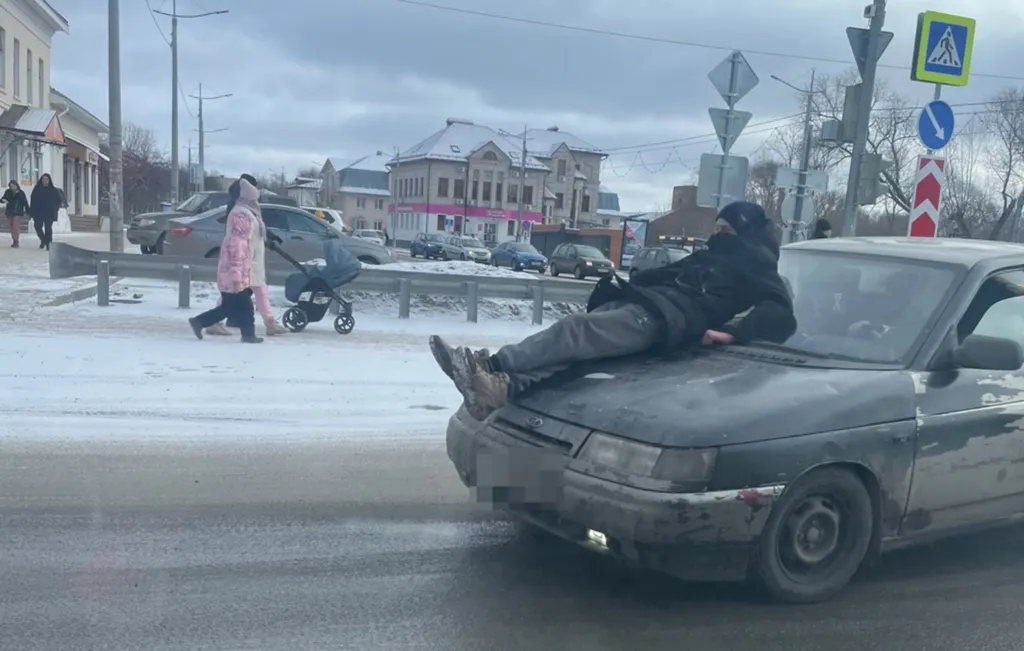 В Переславле накажут водителя, прокатившего пассажира на капоте