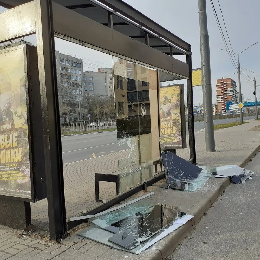 В Ярославле вандалы разнесли автобусную остановку