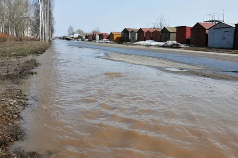 Талые воды заливают Резинотехнику Ярославля. Фоторепортаж
