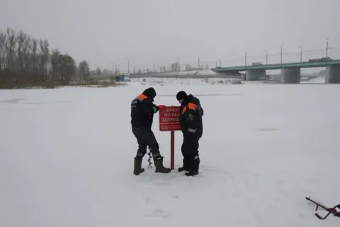 На водоемах Ярославля устанавливают знаки о запрете выхода на лед