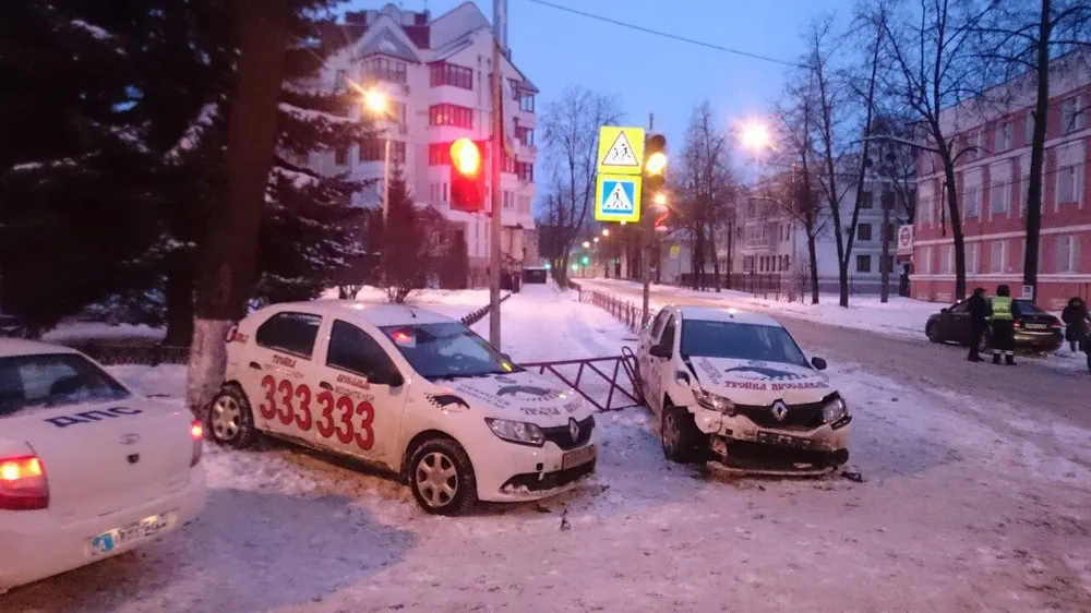 В ДТП с двумя такси в центре Ярославля пострадали пассажиры