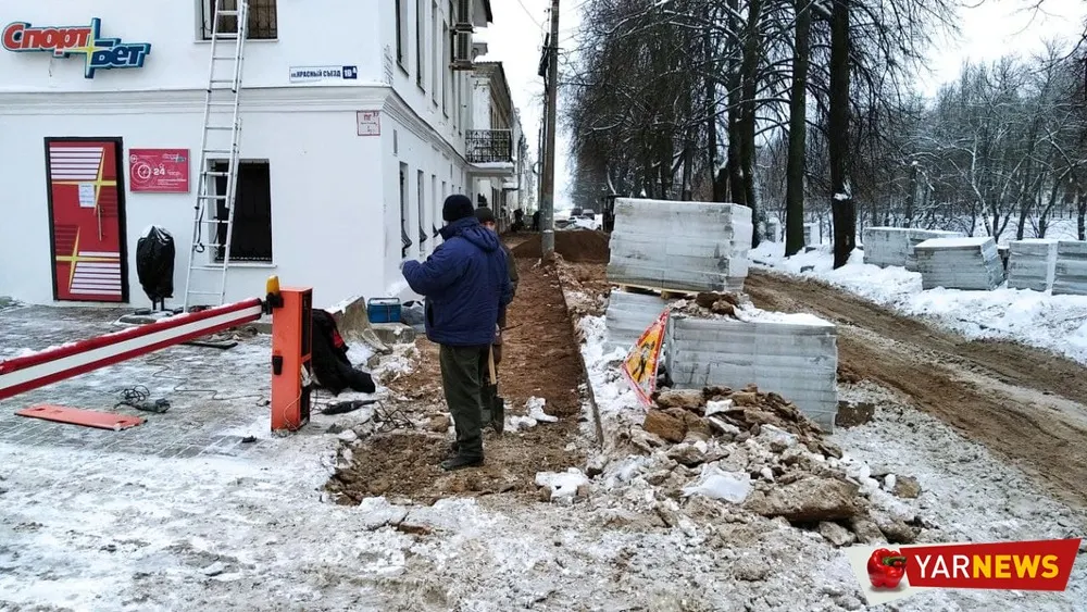 «Работают бесплатно?»: в Ярославле продолжают укладывать плитку на Красном съезде