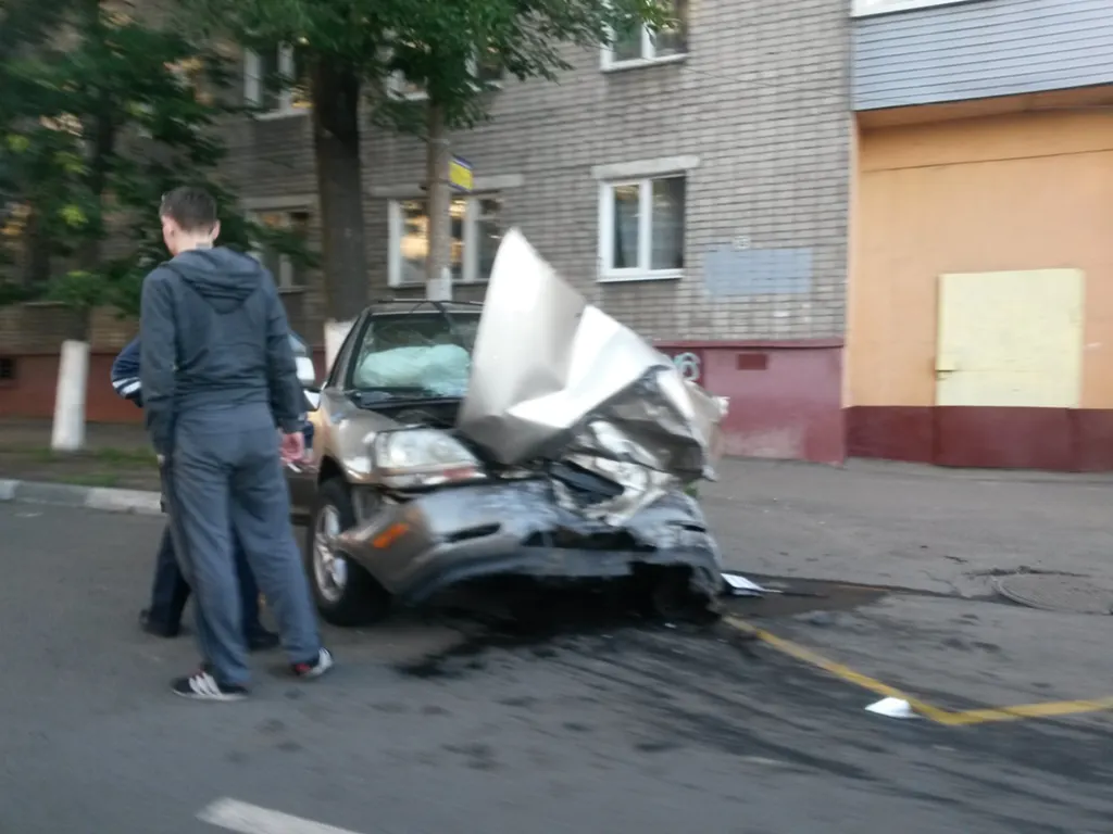 В Ярославле в ДТП погибли две девушки, двое мужчин госпитализированы