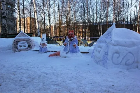 В Ярославле участники «снежного» конкурса лепят забавные сказочные скульптуры