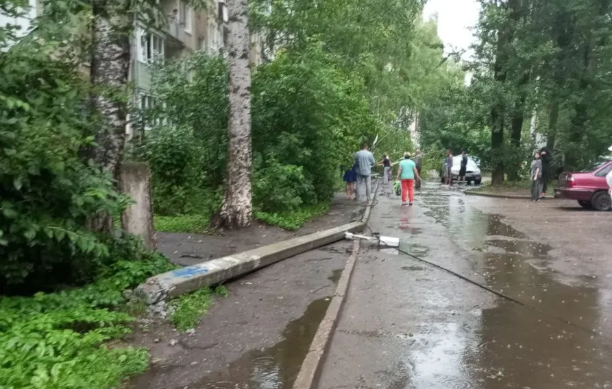 В Ярославле возбуждено уголовное дело из-за упавшего на ребенка столба