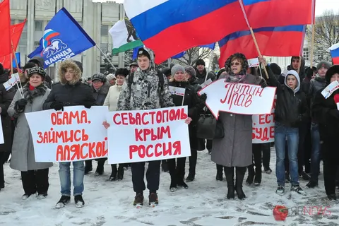 На митинге в поддержку Крыма ярославские партии меряются флагами. Фоторепортаж