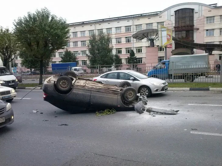 В Ярославле лихач на «Приоре» совершил кувырок в воздухе