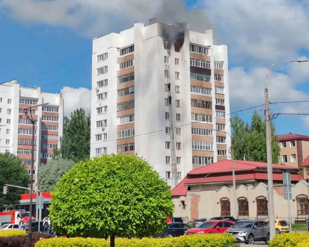 В Ярославле загорелась двенадцатиэтажка