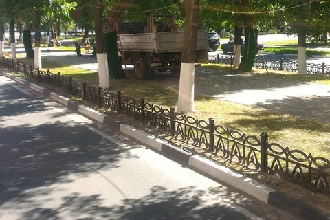 Ярославские арки-сердца затягивают зелеными тряпками