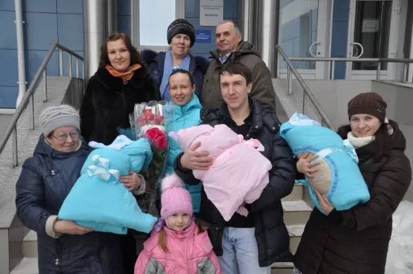 Из Ярославского областного перинатального центра выписалась мама с тройняшками