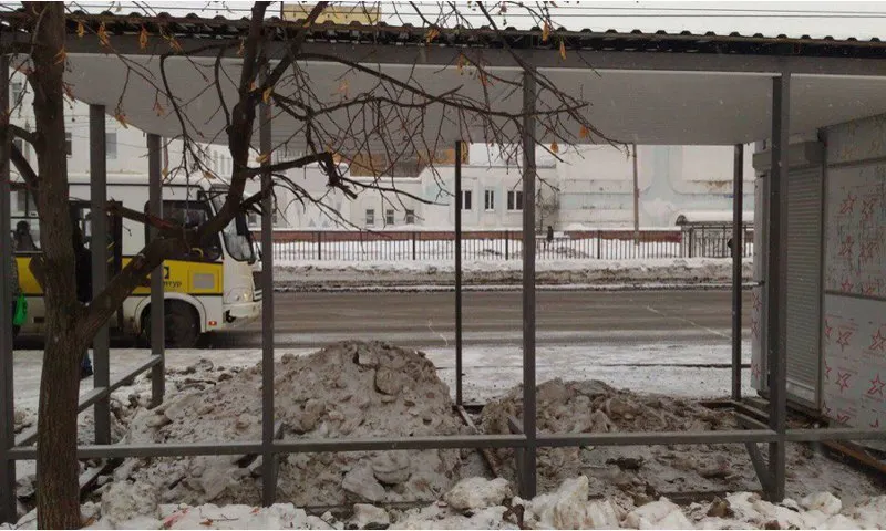 Ярославские коммунальщики свалили снег под крышу новой остановки