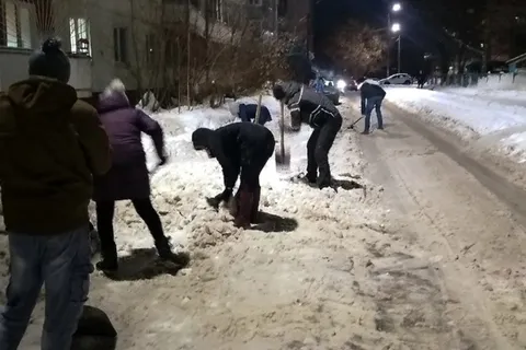 «Вместе мы сила»: ярославцы сами убирают дворы от снега