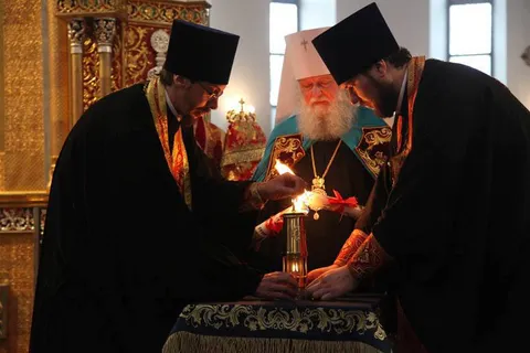Благодатный огонь в Ярославле раздавали при большом стечении народа