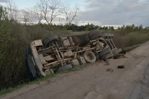 «Ехал из-за ям по обочине»: в Ярославской области перевернулась фура