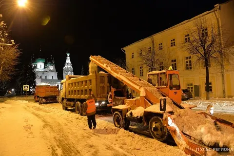 Ярославль чистят от снега ночью: убирайте свои машины!