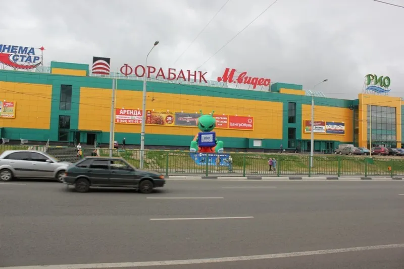 В Ярославле разборки двух мужчин у торгового центра закончились стрельбой