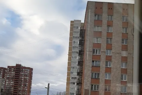 В Ярославле девушка выпала из окна многоэтажки