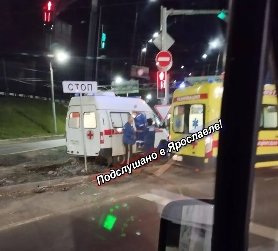 В Ярославле двое сотрудников скорой помощи госпитализированы после ДТП