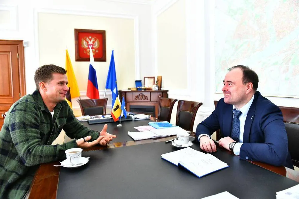 Актер Роман Курцын решил благоустроить пустырь в ярославских Очапках