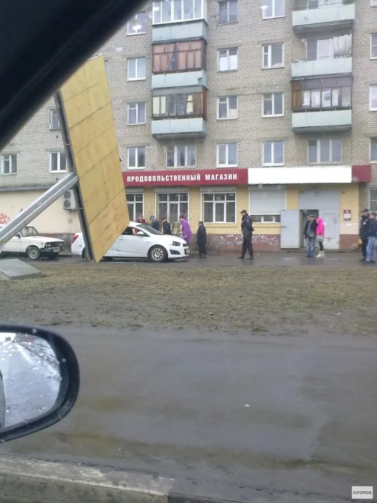 В Ярославле рекламный щит рухнул на автомобиль