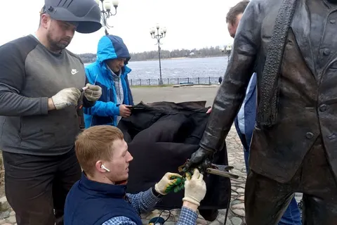 Рыбинской скульптуре Остапа Бендера вернули ключи от квартиры