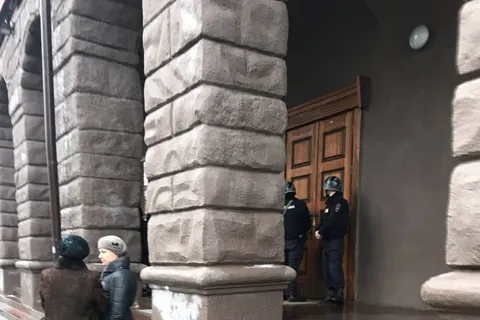 Полицейские в касках у офиса Центробанка в Ярославле: что произошло