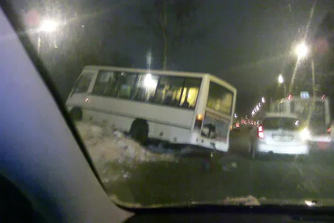В Ярославле маршрутка по ходу движения завалилась на бок