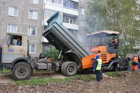 На улице Строителей в Ярославле асфальтируют тротуары шириной три метра