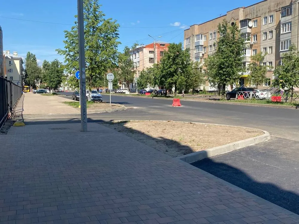 На улице Победы в Ярославле обновили половину асфальта