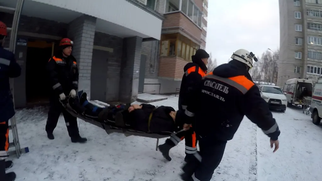 В Ярославле ребёнок выпал с третьего этажа, пытаясь достать мяч: фото