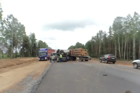 В Некрасовском районе лесовоз смял два легковых автомобиля
