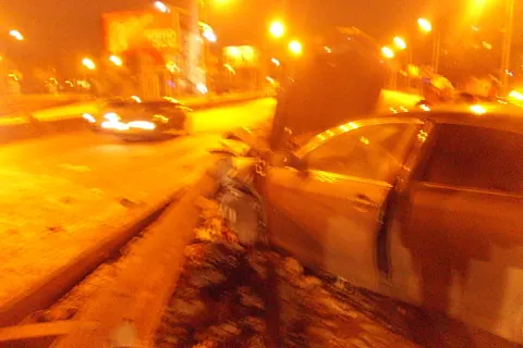 В Ярославле иномарка врезалась в отбойник