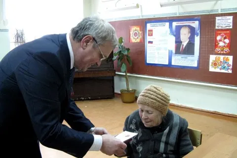 Более ста ветеранов Ярославля получили юбилейные медали «70-лет Победы»