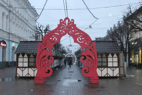 Центральную улицу Ярославля превратили в барахолку из девяностых