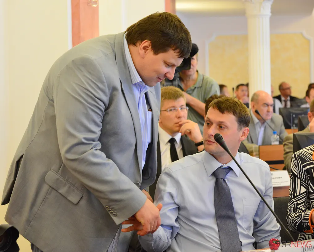 Заместители мэра Ярославля пришли на заседание муниципалитета в красивых костюмах и красивых галстуках. Фото
