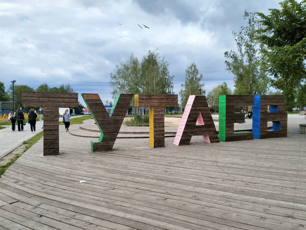 В Тутаеве женщина-герой спасла упавшего в пруд мальчика